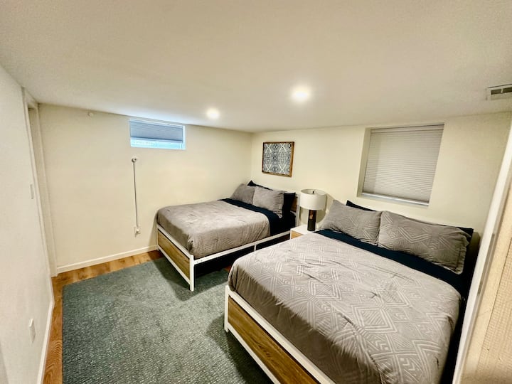 - Amplia configuración con dos cómodas camas, ideal para grupos más grandes o familias que se alojan juntas.
- Líneas limpias, ropa de cama lujosa y alfombras suaves que aportan comodidad y calidez a tu estancia.
- Las ventanas dobles y la iluminación junto a la cama crean un refugio acogedor para todos