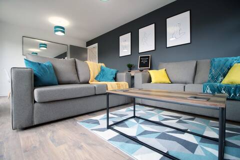 Spacious Home | Terrace | Free Parking