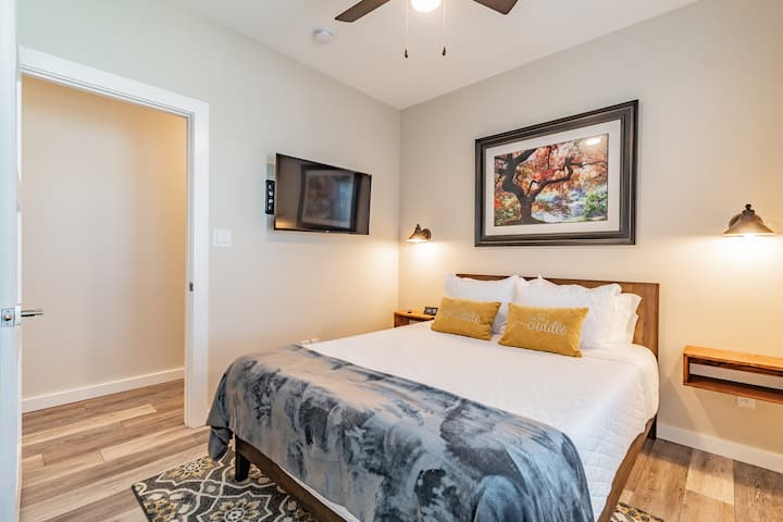 ห้องนอนที่สะดวกสบายได้รับการออกแบบมาสำหรับการพักผ่อนและผ่อนคลายหลังจากใช้เวลาทั้งวันในเมือง