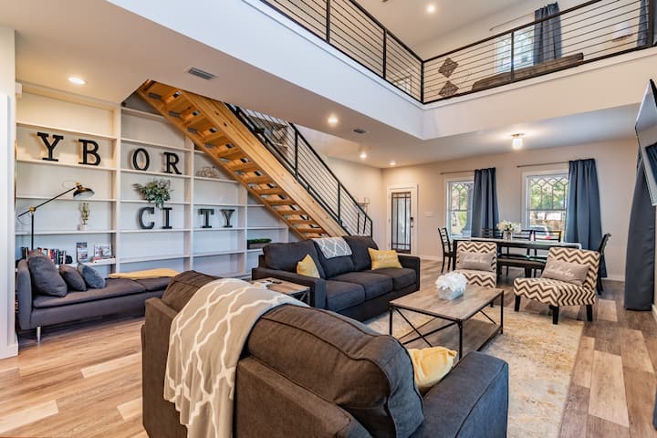 พื้นที่นั่งเล่นที่สว่างโล่งและเปิดโล่งออกแบบมาเพื่อการพักผ่อน การรวมกลุ่ม และการใช้เวลาร่วมกัน