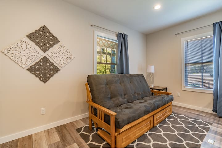 ฟูกนอนขนาดควีนไซส์ในห้องลอฟท์