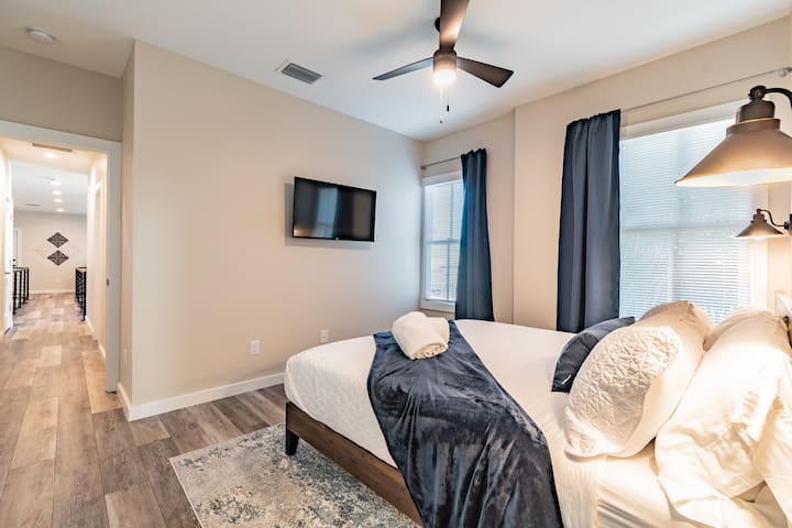 ห้องนอนที่สะดวกสบายได้รับการออกแบบมาสำหรับการพักผ่อนและผ่อนคลายหลังจากใช้เวลาทั้งวันในเมือง