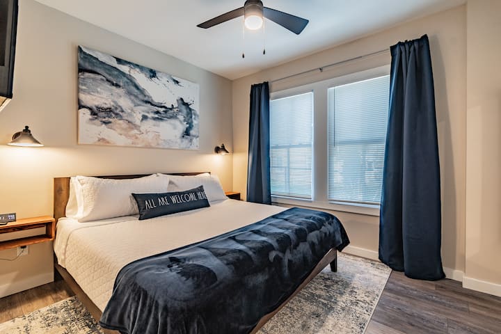 ห้องนอนกว้างขวางพร้อมการออกแบบที่พิถีพิถันและบรรยากาศที่สงบและเป็นกันเอง