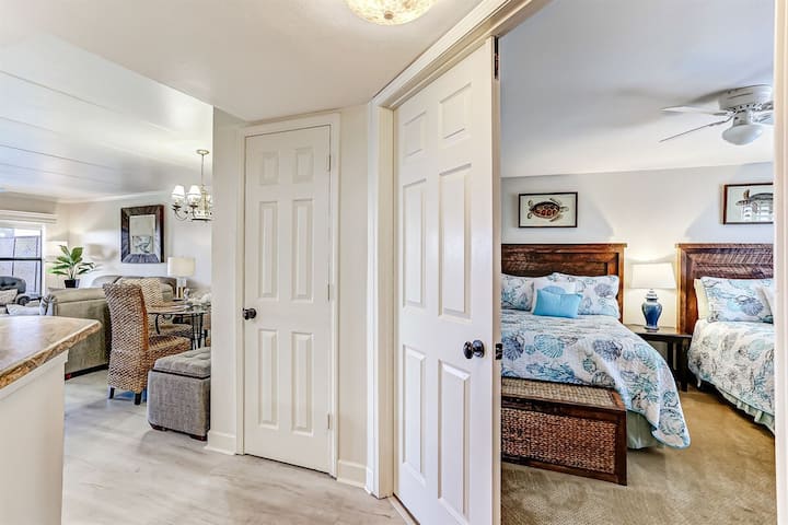 Milango Miwili Inayoelekea kwenye Chumba cha Wageni