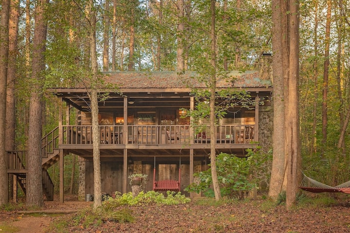 The Pines Ocoee riverside log cabin w/jacuzzi tub