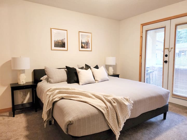 Chambre principale avec lit King Size flambant neuf et salle de bain attenante