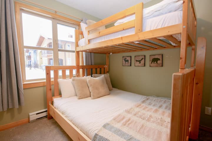 Chambre secondaire avec lits jumeaux superposés Queen Size