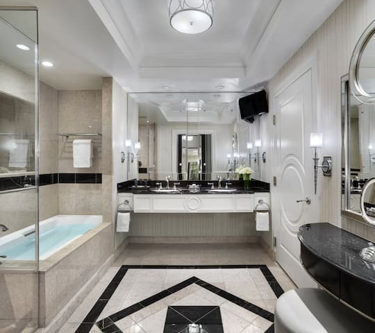 2 Connecting Hotel Suites – 5 beds gallery image 4