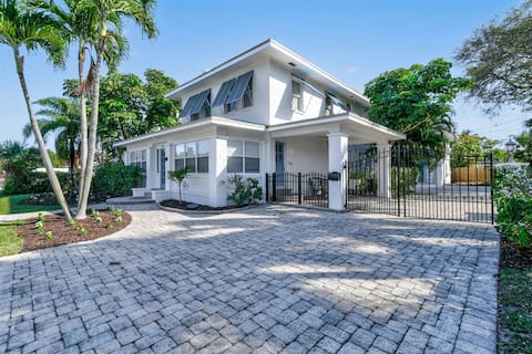 Top Rated Coastal Charm Family Estate | Sleeps 16!