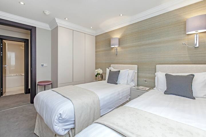 South Kensington – Superior 3 Bedroom Apartment gallery image 5