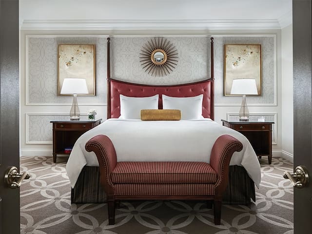 2 Connecting Suites at The Venetian Resort Las Vegas by Suiteness