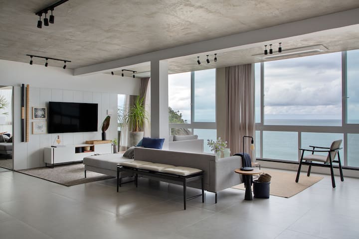 Ocean-Front 3-bedroom Apartment in Leme 036