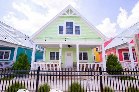 Mystic Breeze - 3 Bed/1 Loft Cottage w/ HOT TUB!