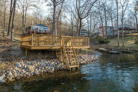 Serenity Cove Cottage - Lakefront, Hot Tub