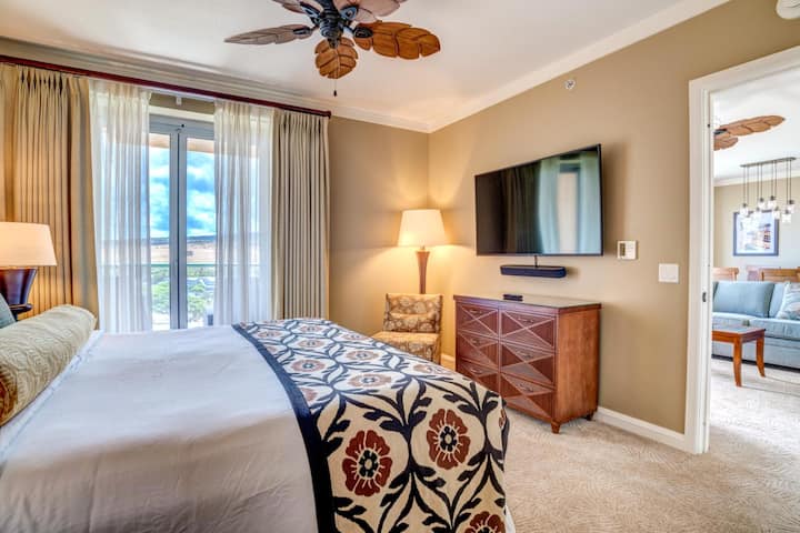 宁静的卧室度假屋，可欣赏山景和时尚的岛屿装饰。