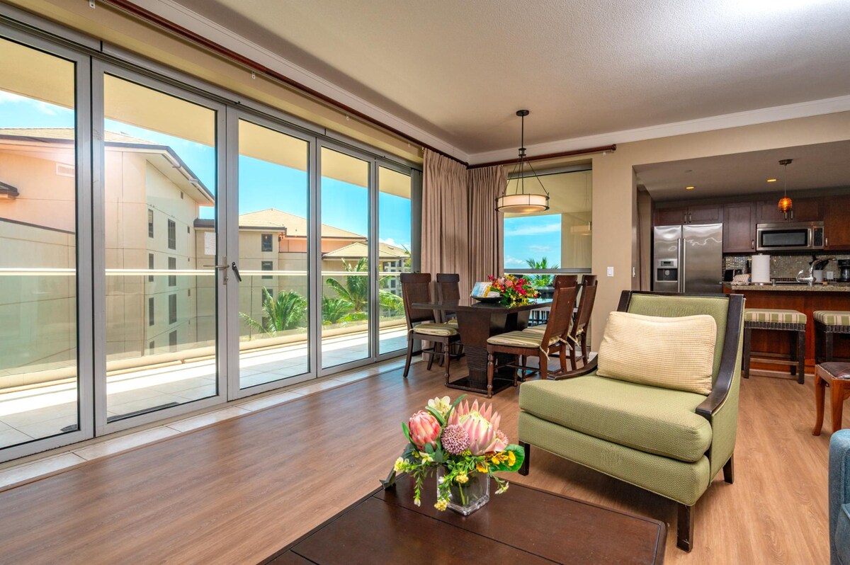 Mwanga wa asili huingia katika sehemu ya wazi ya kuishi na kula kupitia milango ya kioo yenye urefu kamili, ikikualika uingie kwenye lanai iliyofungwa.