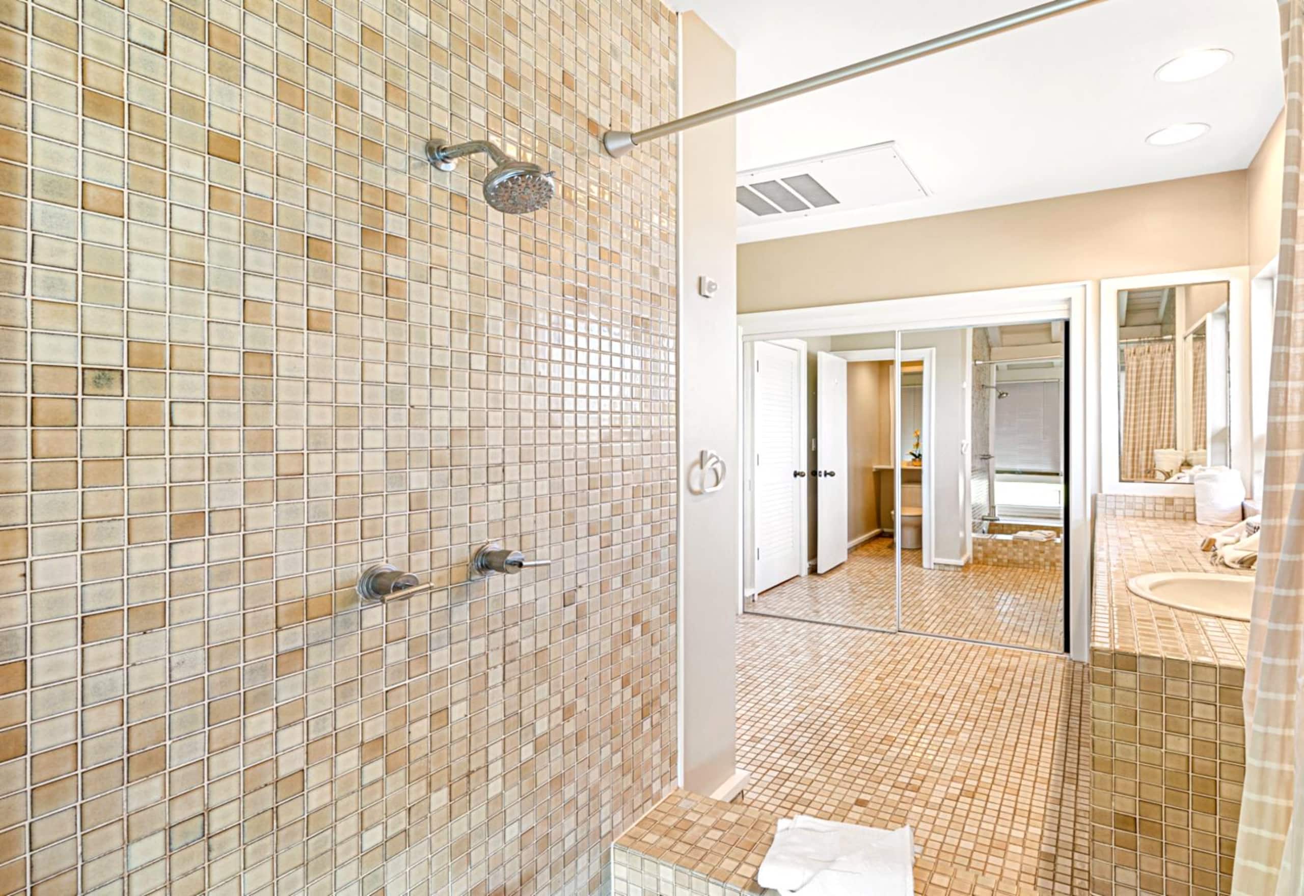 Condo in Lahaina · ★4.86 · 1 bedroom · 2 beds · 2 baths - Image 32