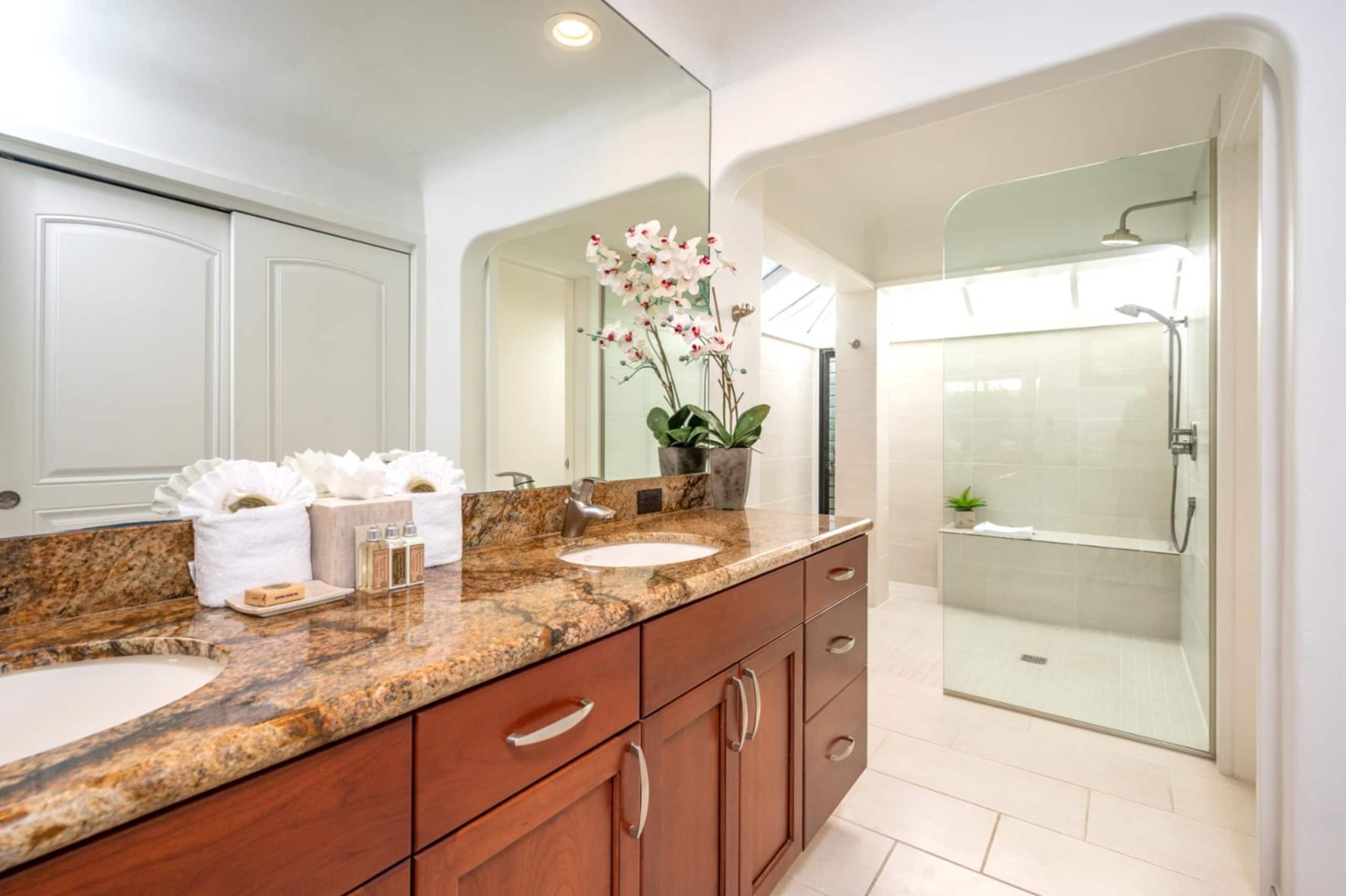 Condo in Lahaina · ★4.89 · 1 bedroom · 2 beds · 2 baths - Image 25