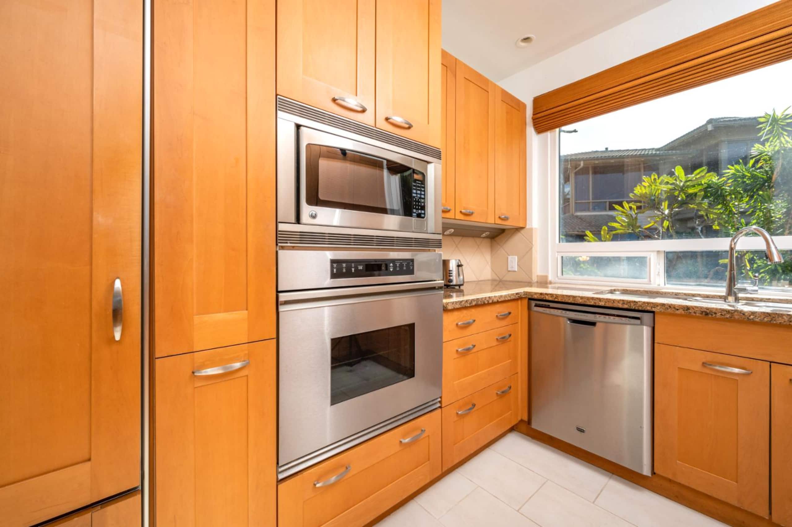 Condo in Lahaina · ★4.89 · 1 bedroom · 2 beds · 2 baths - Image 16