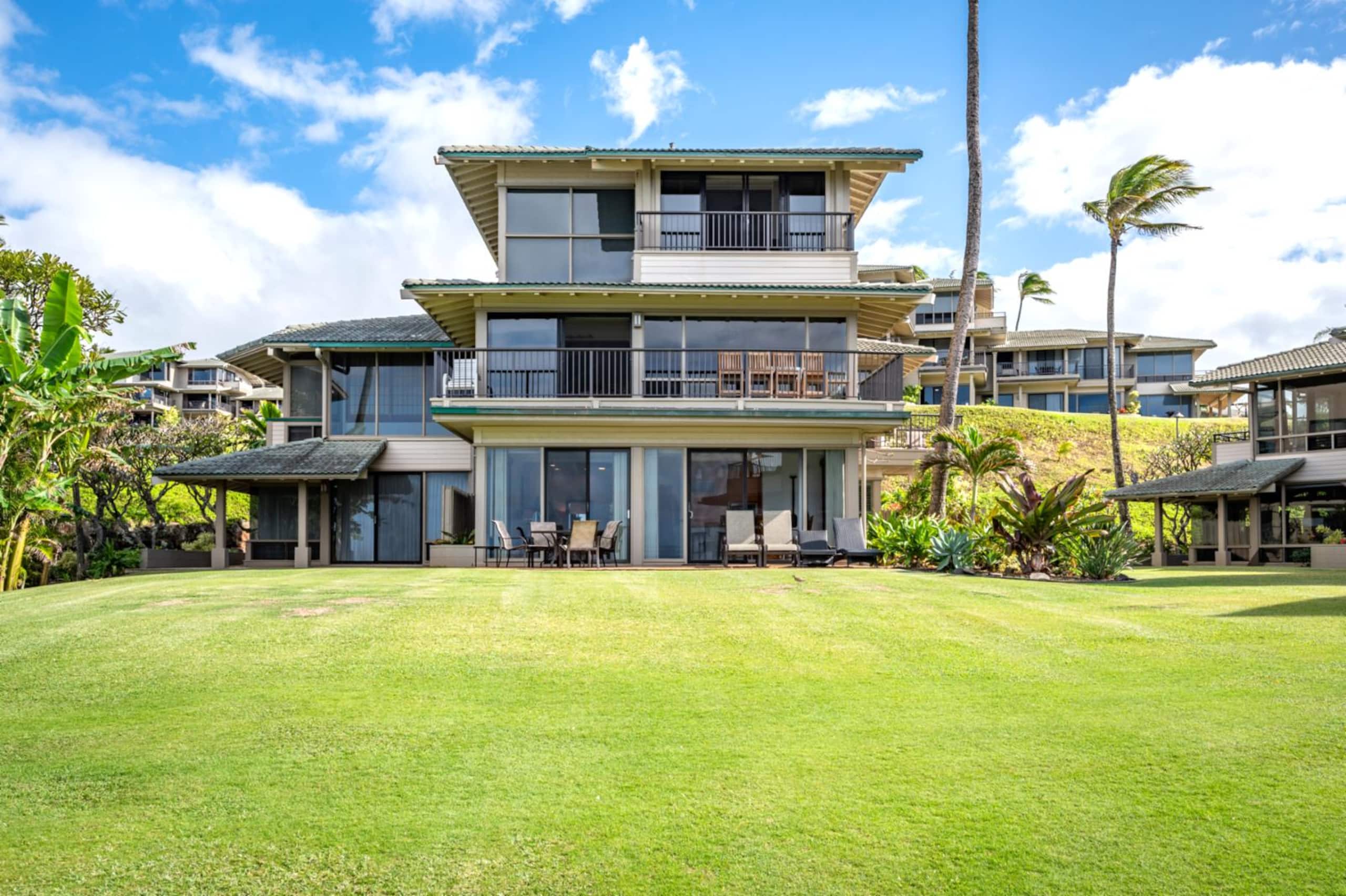 Condo in Lahaina · ★4.89 · 1 bedroom · 2 beds · 2 baths - Image 32