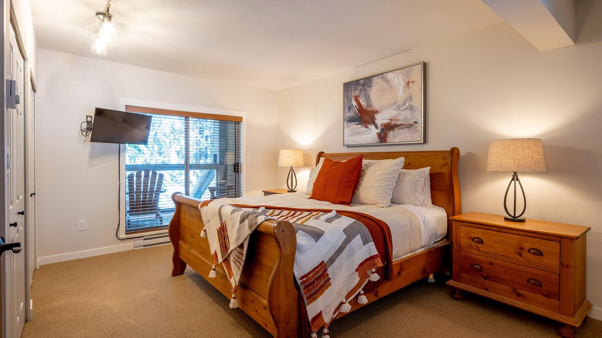 Ngazi ya Juu - Chumba cha kulala cha Msingi na Kitanda aina ya King