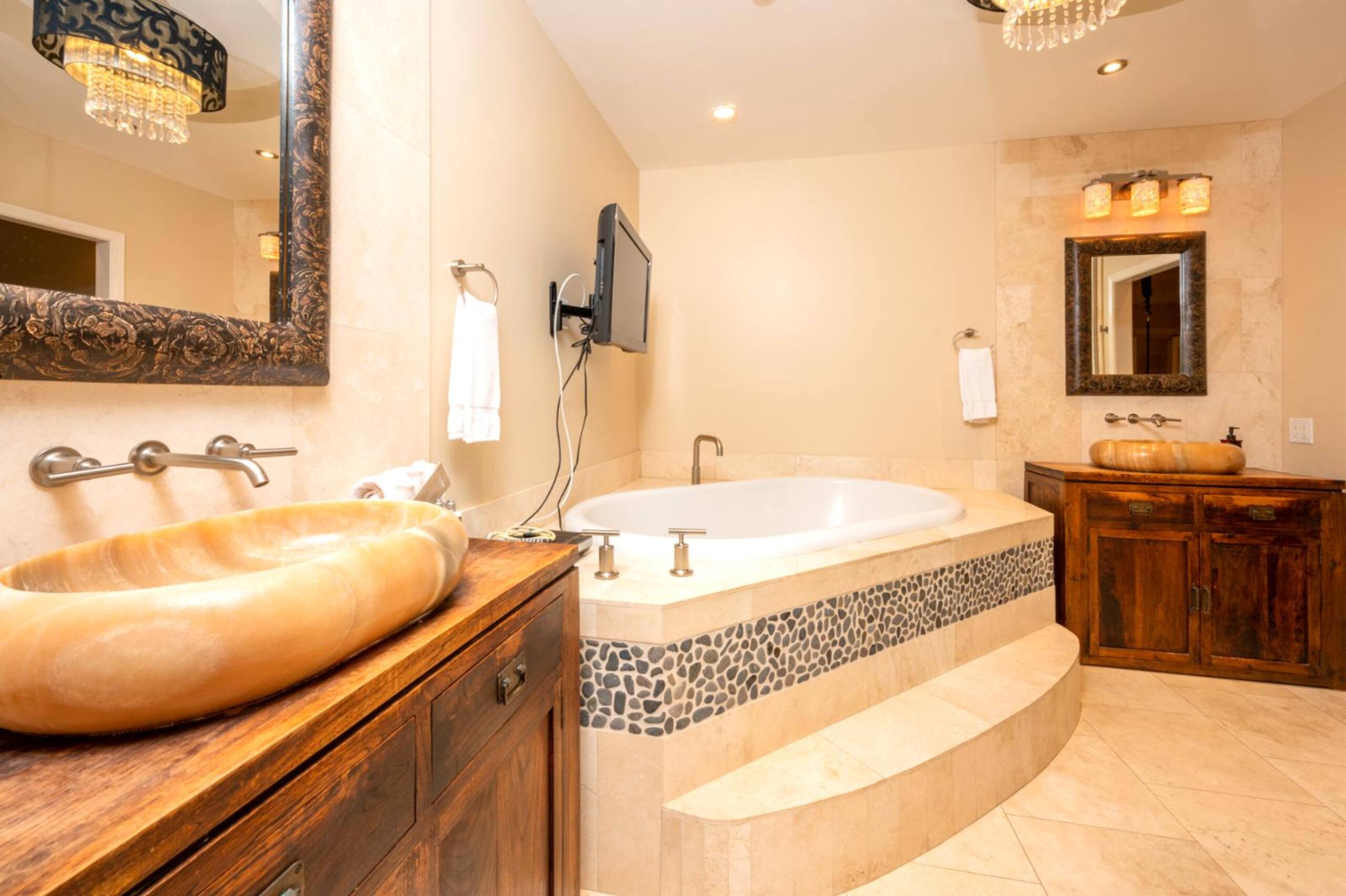 Condo in Lahaina · ★4.67 · 2 bedrooms · 3 beds · 2 baths - Image 35