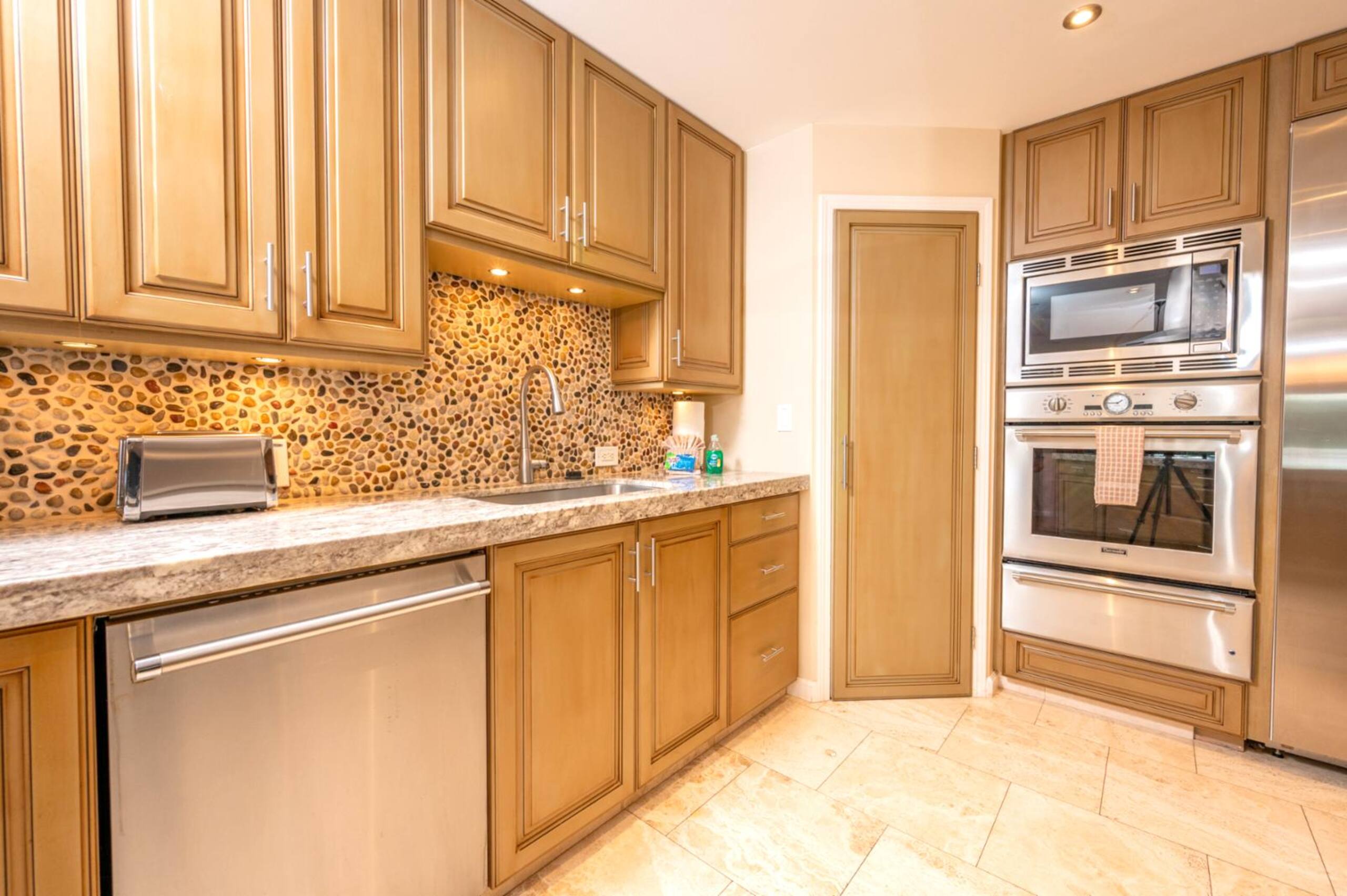 Condo in Lahaina · ★4.67 · 2 bedrooms · 3 beds · 2 baths - Image 30