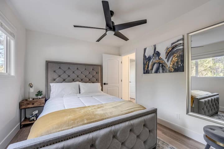 Chumba cha kulala cha Mgeni kwenye kitanda cha Queen Size. Godoro ni la uimara wa wastani na lenye mto. Usingizi bora zaidi wa usiku.