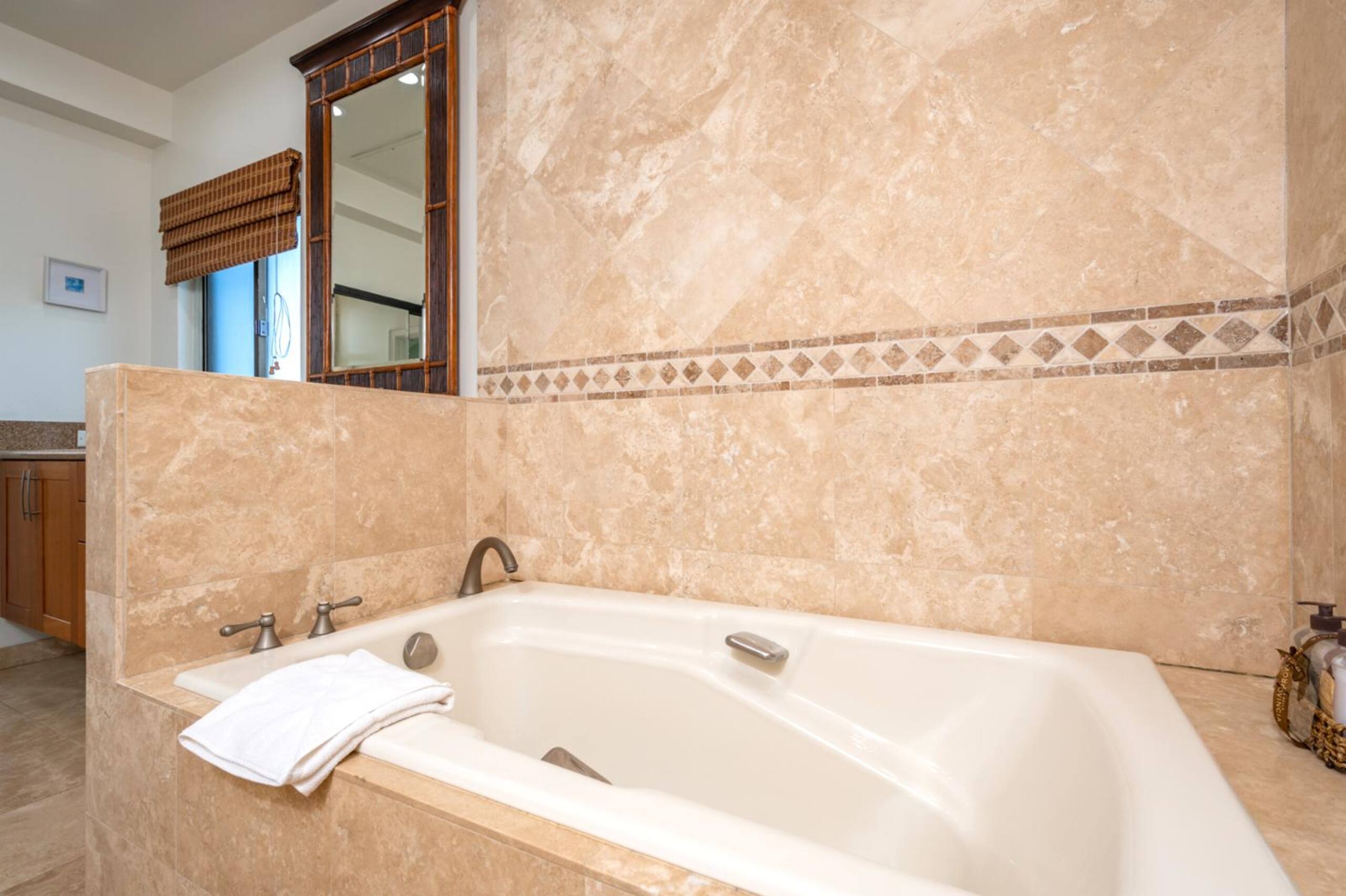 Condo in Lahaina · ★4.67 · 1 bedroom · 2 beds · 2 baths - Image 41