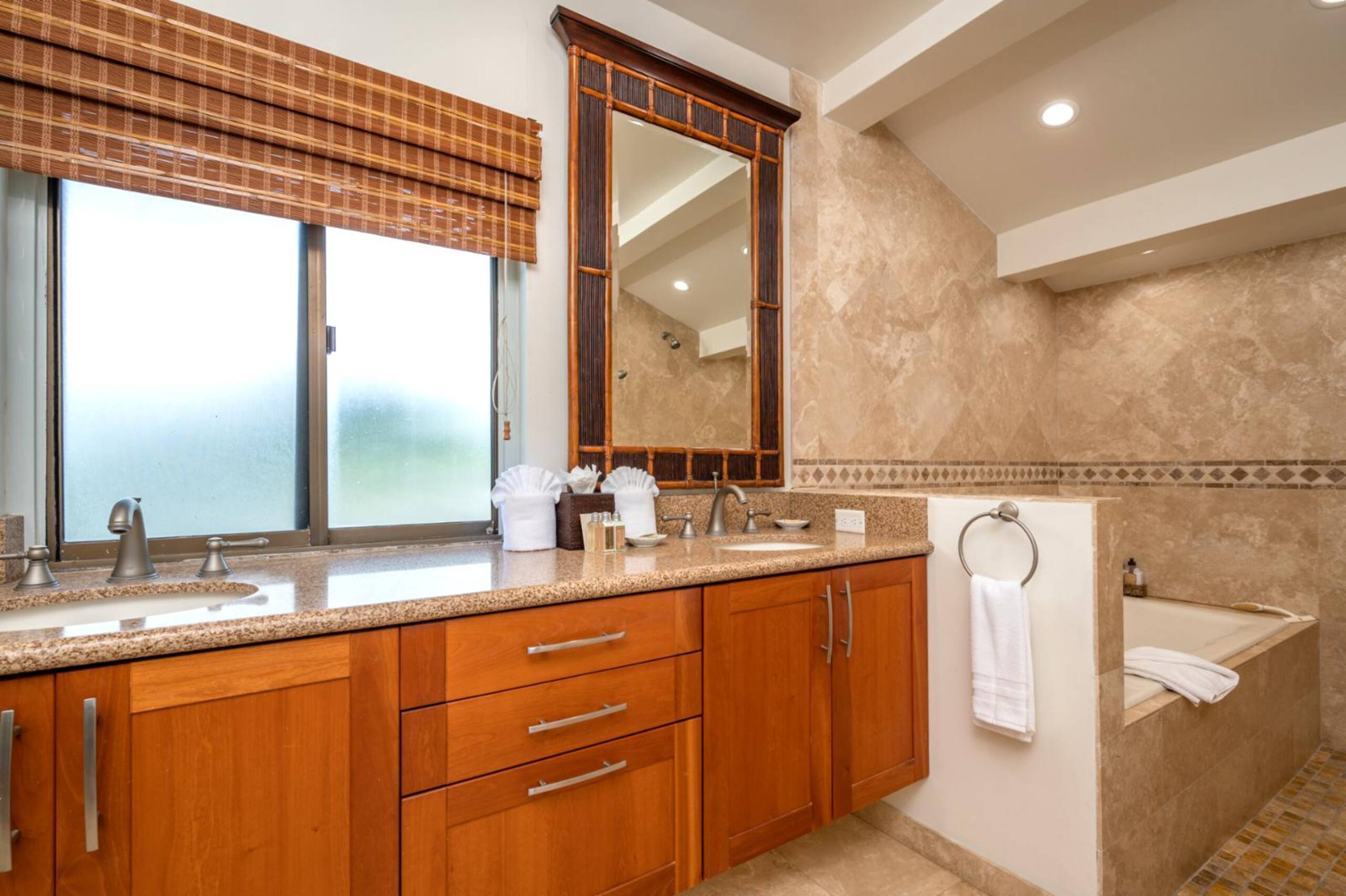 Condo in Lahaina · ★4.67 · 1 bedroom · 2 beds · 2 baths - Image 38