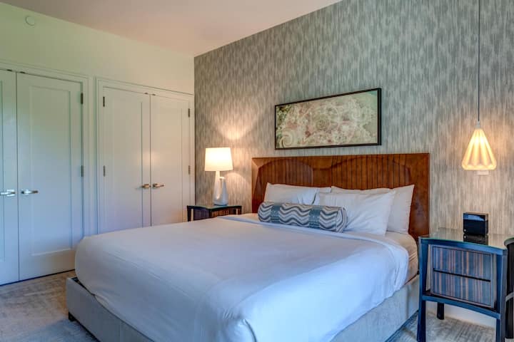 Élégant refuge de chambre principale avec lit king size, double placard et éclairage moderne pour un séjour paisible