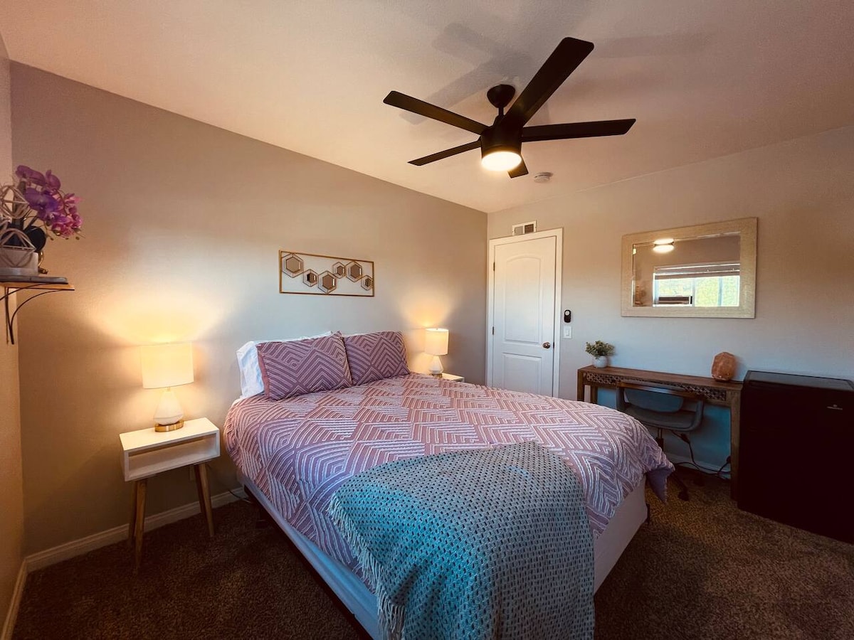 Soba je opremljena mini hladnjakom, osobnim sefom i posebnim prostorom za rad 