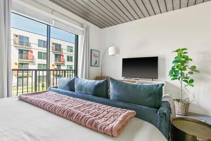 استمتع بعروضك المفضلة مع التلفزيون الذكي ونظام الصوت للبث.