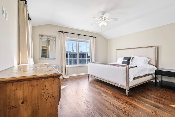 Dormitorio tamaño king: disfruta de nuestra tranquila suite principal, diseñada como un verdadero refugio con una cómoda cama tamaño king y sábanas frescas para una noche de sueño reparador. La habitación cuenta con un techo abovedado con un ventilador suave y abundante luz natural.