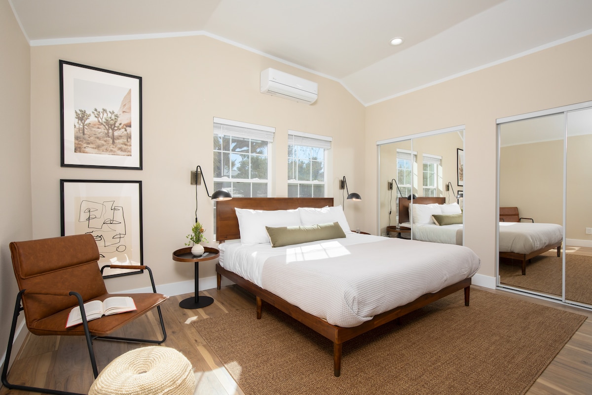 Primarna spavaća soba ima bračni krevet (širine 180 - 200 cm) i apartman.