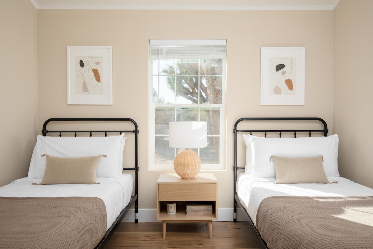 Spavaća soba 2 ima dva bračna kreveta.