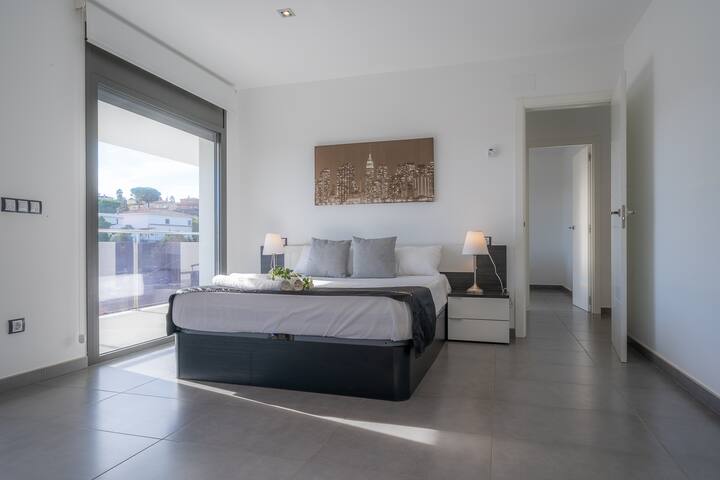 Sunset Lux House – Ideal for families in Residenti gallery image 5