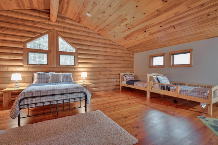 Loft met queensize bed en twee tweelingen