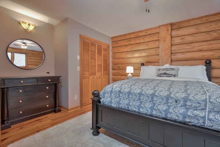 2e slaapkamer op begane grond met queensize bed