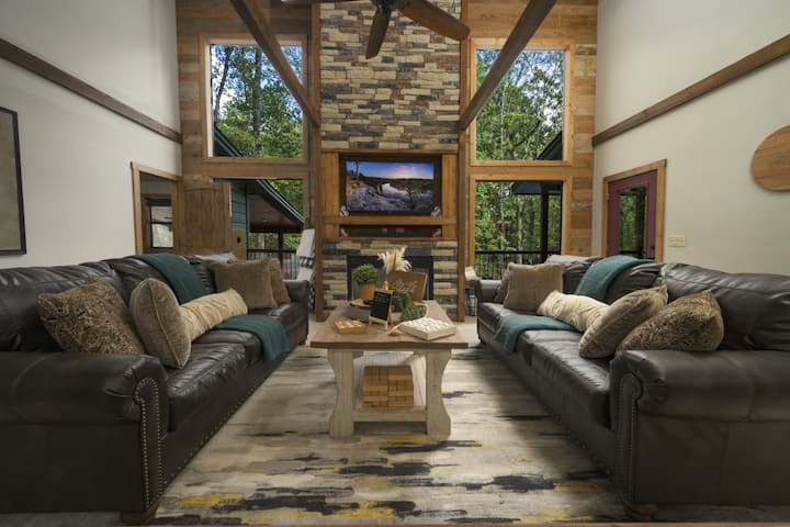 Luxury Wine Time – Relaxing Pool Retreat - Broken Bow, OK