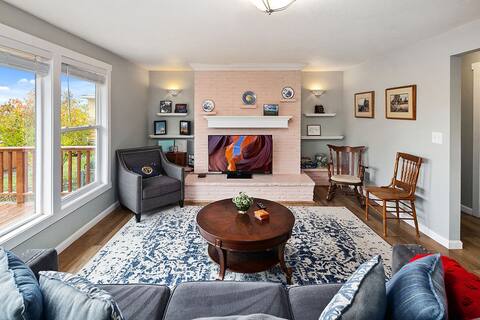 Cozy 4BR Home, Lake Washington View Deck, Backyard