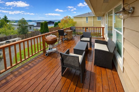 Cozy 4BR Home, Lake Washington View Deck, Backyard