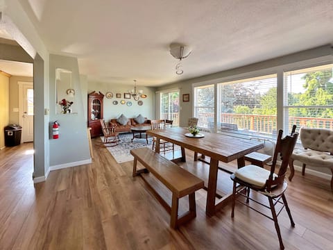 Cozy 4BR Home, Lake Washington View Deck, Backyard