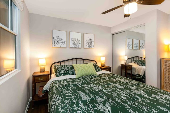 ผ่อนคลายในห้องนอนที่อบอุ่นพร้อมเตียงควีนไซส์หรูหรา แสงไฟที่นุ่มนวล และการตกแต่งด้วยพืชพรรณที่สงบ พร้อมตู้เสื้อผ้ากระจกเพื่อการจัดเก็บที่ง่าย พื้นที่ที่น่าดึงดูดนี้ออกแบบมาเพื่อความสะดวกสบายและการพักผ่อนยามค่ำคืน