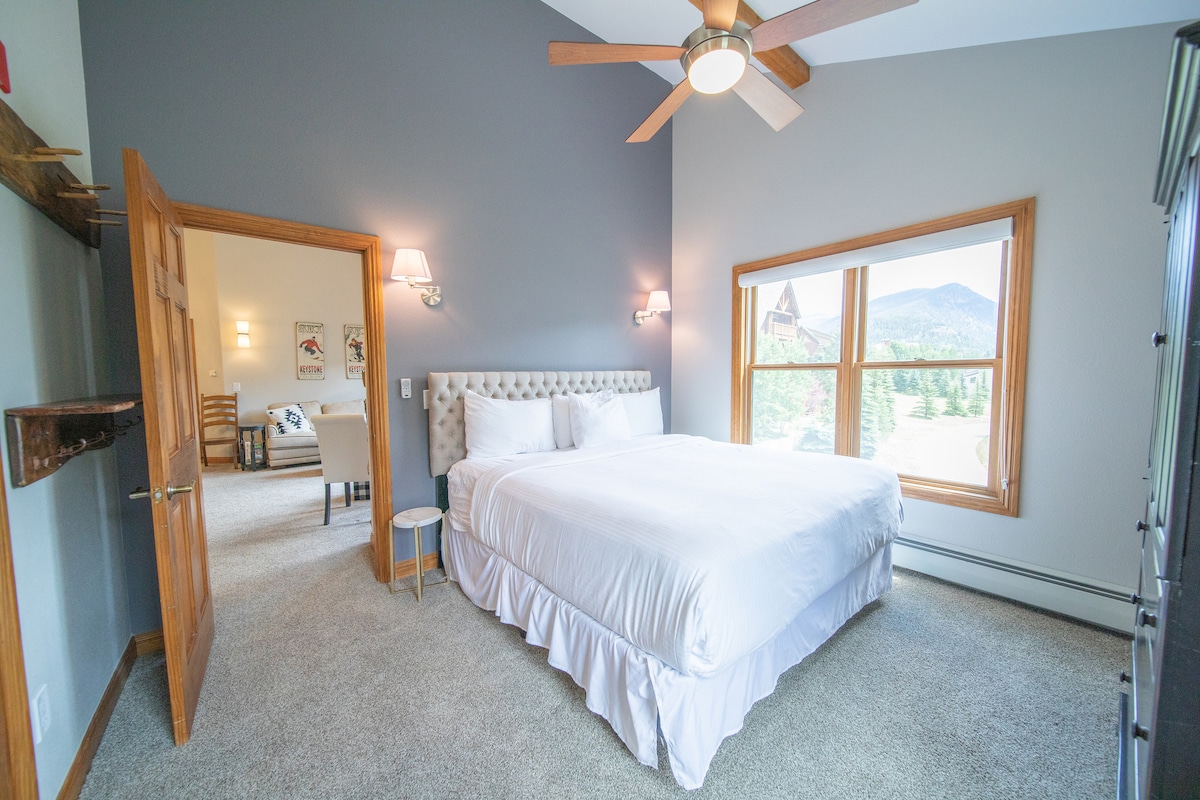 ห้องนอนใหญ่นอกห้องรับประทานอาหาร