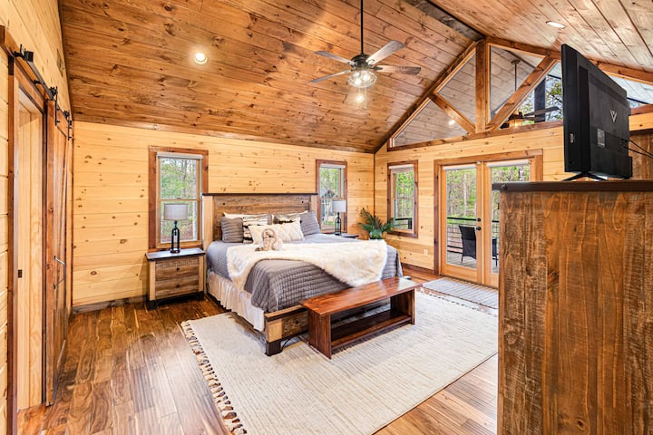 Upper Level Suite: Bedroom 2: King Bed, Fan, Smart TV