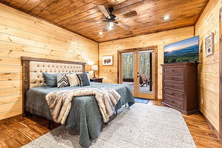 Lower Level: Accessible Bedroom 3 w/ King Bed and Smart TV opens to back porch with outdoor games