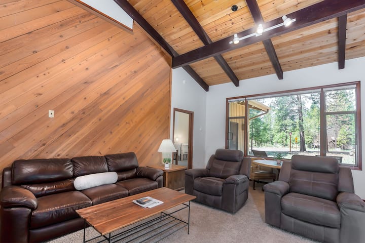 Lost03 - Quintessential Sunriver Tome, 2 Ensuites, Hot Tub, Wood Fireplace - Sunriver, OR