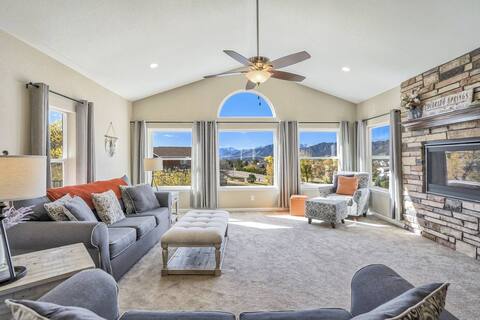 Modern Home with Views, 5 BR, WiFi, Fire Places
