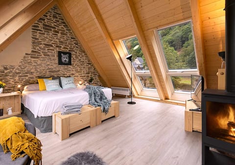 Romantic attic: fireplace and jacuzzi for two